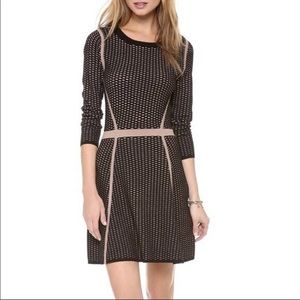 Club Monaco Selena Knit Sweater Dress Size S Long Sleeve Scoop Neck Tan/Black